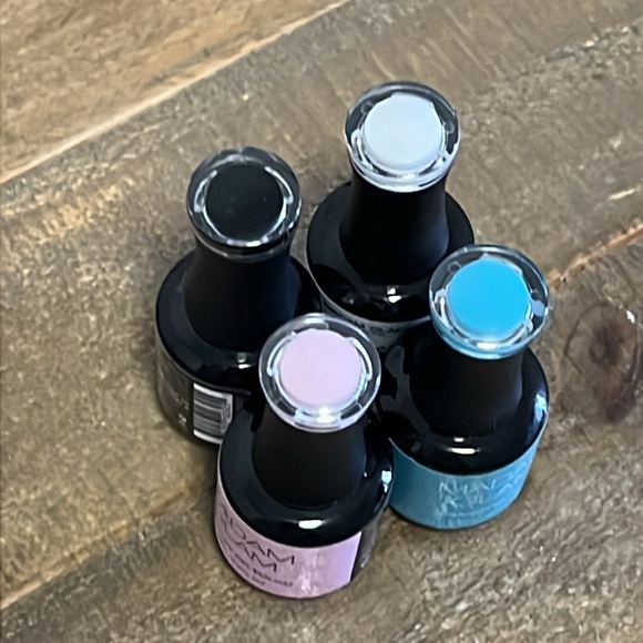 Madam glam Gel Nail Polish Set if 4- Black, White, Pink, Blue - Picture 2 of 4
